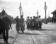 810561 Afbeelding van wandelende dames over het Vredenburg, bij de nieuwe Catharijnebrug over de Stadsbuitengracht te ...